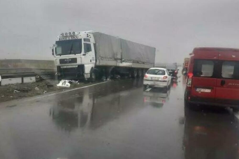 SAOBRAĆAJNA NESREĆA U PANČEVU! Sudarili se kamion i automobil, uviđaj u toku!