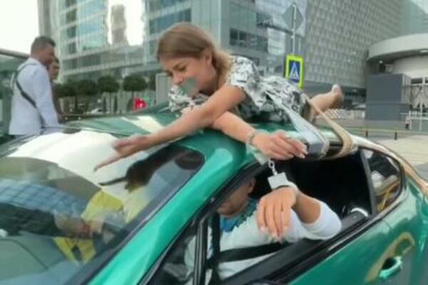 INFLUENSER VEZAO DEVOJKU KONOPCIMA I TRAKOM ZA KROV SVOG SKUPOCENOG BENTLIJA: Prizor ŠOKIRAO javnost! (VIDEO)