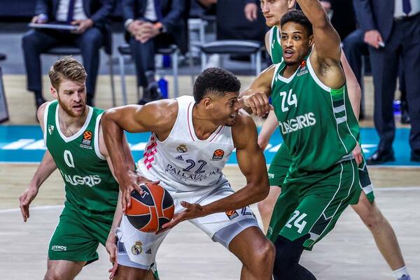 ZAKUCAVA KAO (BEJBI) ŠEK: Centar Reala polomio tablu monstruoznim "kucanjem"! (VIDEO)