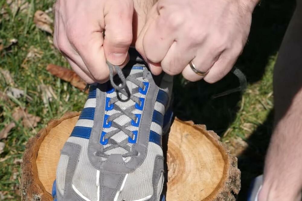 KO BI REKAO?! Evo za šta služi zadnja rupica na PATIKAMA, retko ko bi pogodio (VIDEO)