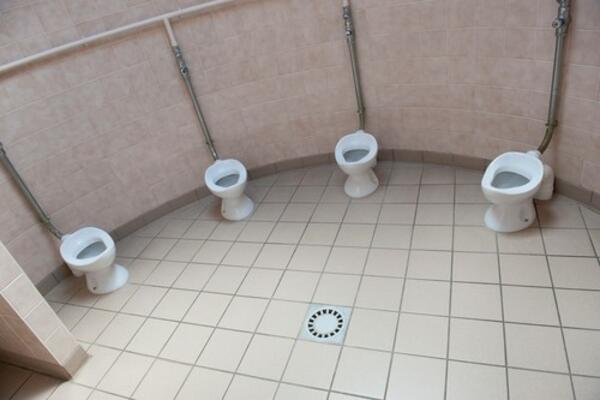 NI SLUČAJNO OVO NE RADITE U JAVNOM TOALETU: Inače sledi gorko kajanje