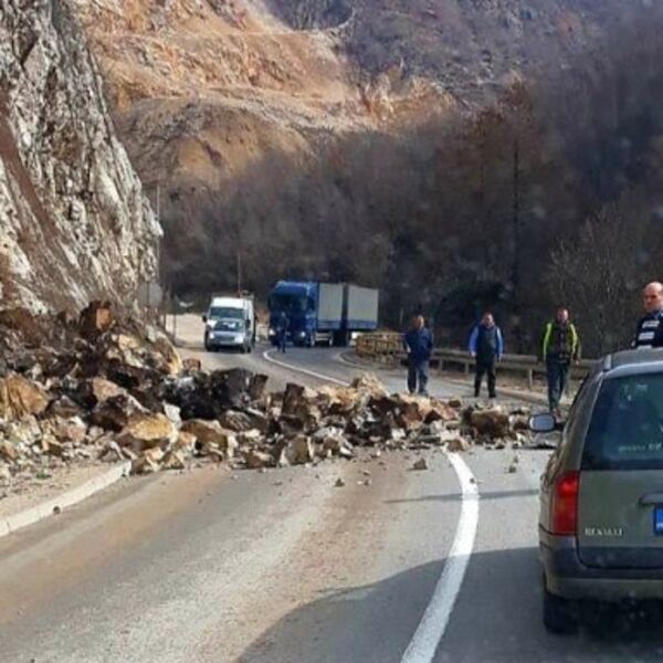 AMSS izdao hitno upozorenje za sve vozače: Na ovim deonicama je posebno kritično, postoji opasnost i od odrona!