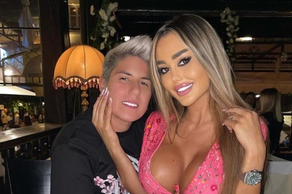 ANA KORAĆ I MATORA UHVAĆENE KAKO SE LJUBE! Isplivala fotka PRISNOG ODNOSA u kolima! (FOTO)