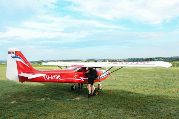SRUŠIO SE AVION NA BRAČU: Ekipe hitne pomoći, vatrogasci i policija na terenu