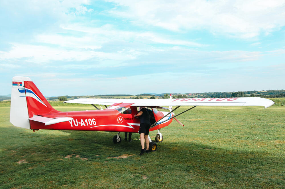 SRUŠIO SE AVION NA BRAČU: Ekipe hitne pomoći, vatrogasci i policija na terenu