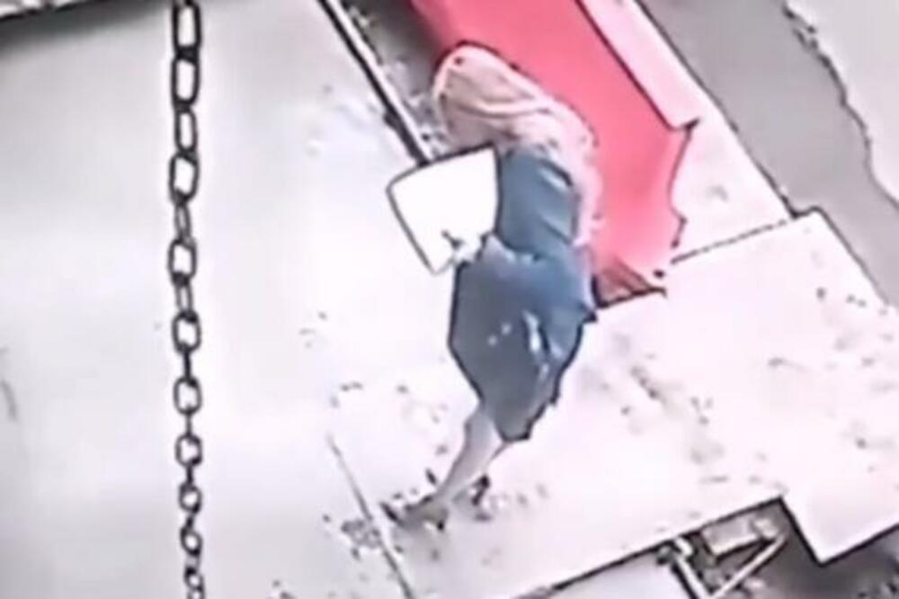 UPADE U SVEŽ BETON! Ova GOSPOĐA je baš POGREŠILA što nije gledala ispred sebe! (VIDEO)