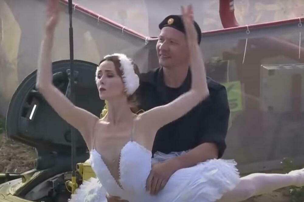 NESTVARNA SCENA U TOKU MEĐUNARODNIH VOJNIH IGARA: Labudovo jezero na RUSKOM TENKU sa beloruskom zastavom (VIDEO)