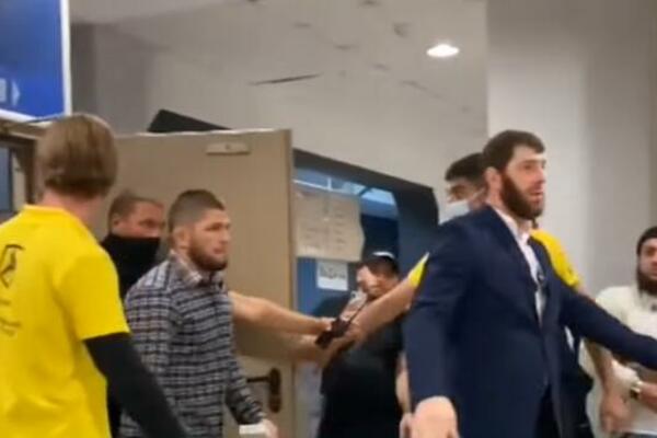 INCIDENT NA HABIBOVOJ PROMOCIJI: Navijač krenuo na Nurmagomedova, pa se pokajao... (VIDEO)