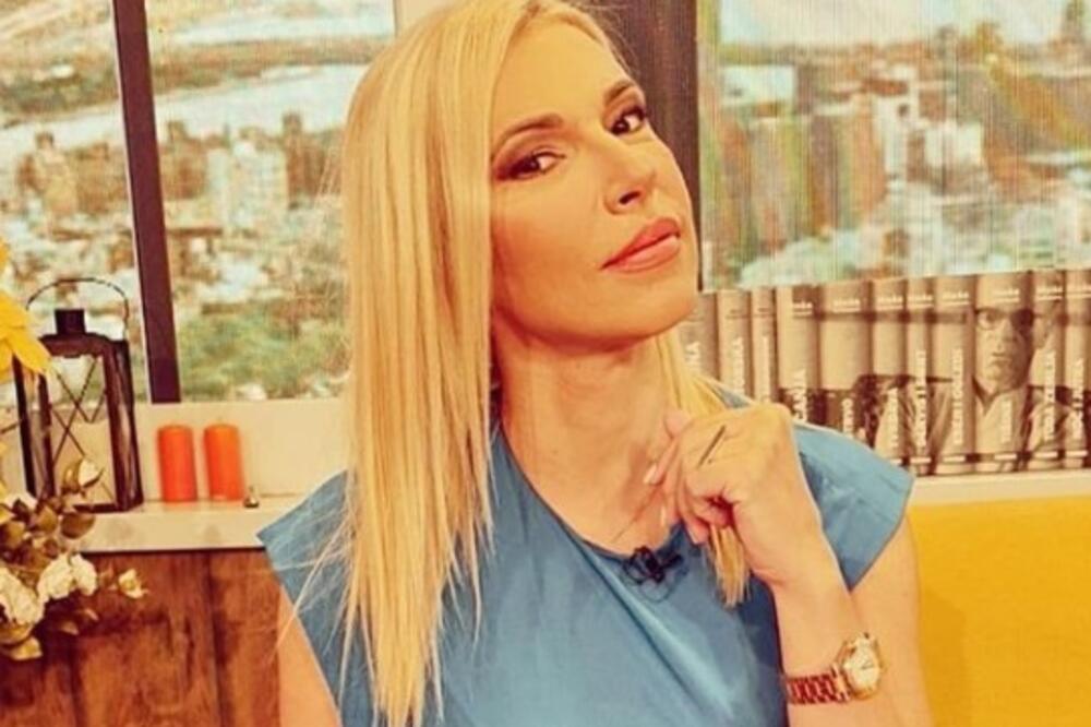 VODITELJKA JE UVEK ODMERENA, A SADA JE IZNENADILA GLEDAOCE SVOJIM DEKOLTEOM! Crna ČIPKA digla pritisak u EMISIJI!