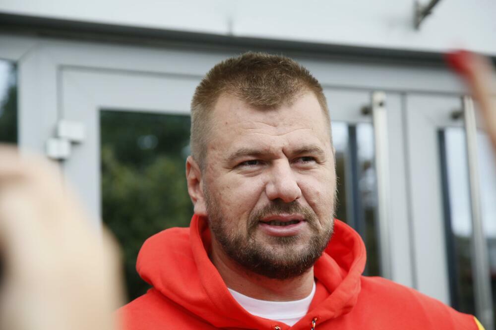 JANJUŠ BI SE VRATIO MAJI? MUVAO JE UŽIVO U PROGRAMU: Starleta PALA na lepe reči