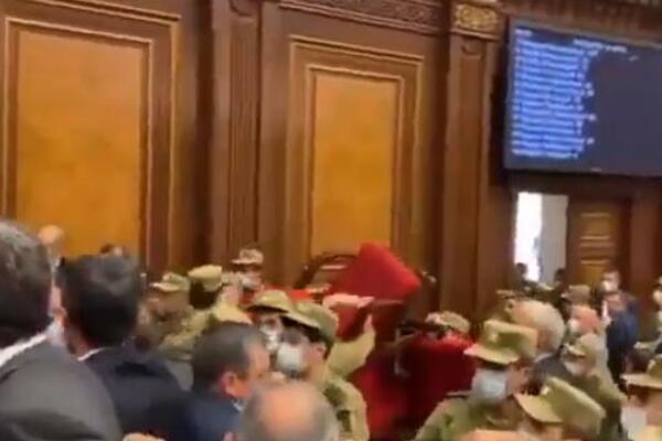 DRAMA U PARLAMENTU: Počelo je bačenom flašicom vode, a kulminiralo u OBRAČUN između vlasti i opozicije! (VIDEO)