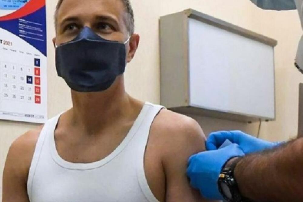 Ministar Stefanović primio treću dozu vakcine protiv korona virusa (FOTO)