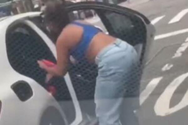 TIKTOKERKA NAPRAVILA SKANDAL NASRED ULICE: Vozač joj prešao preko stopala i izazvao HAOS! (VIDEO)