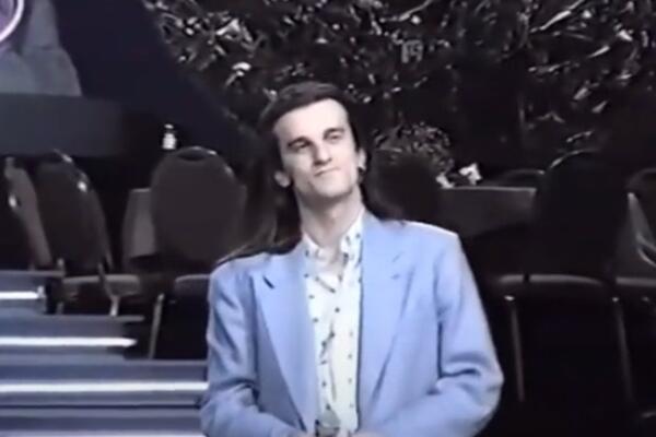 NEVIĐENI SNIMAK! KOSA DO ZADNJICE,MLAĐI 30 GODINA I PEVA "AJDE JANO"! Prepoznajete li popularnog pevača sa slike?