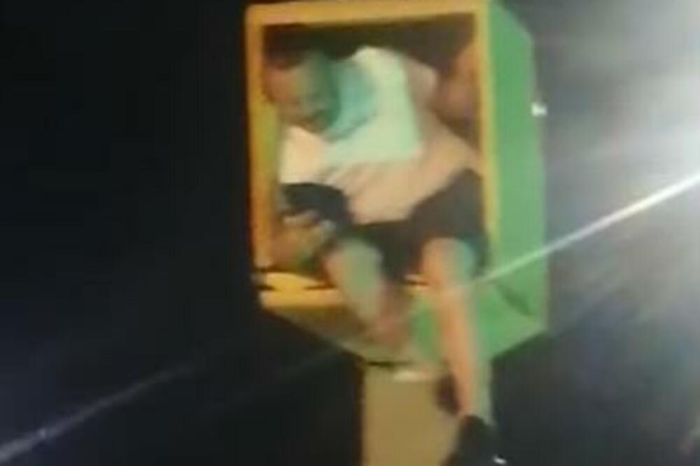 DOJADILO MU DA ČEKA DOSTAVLJAČA, PA URADIO NEŠTO ŠTO NI DETETU NE BI PALO NA PAMET: Svi pričaju o URNEBESNOM potezu