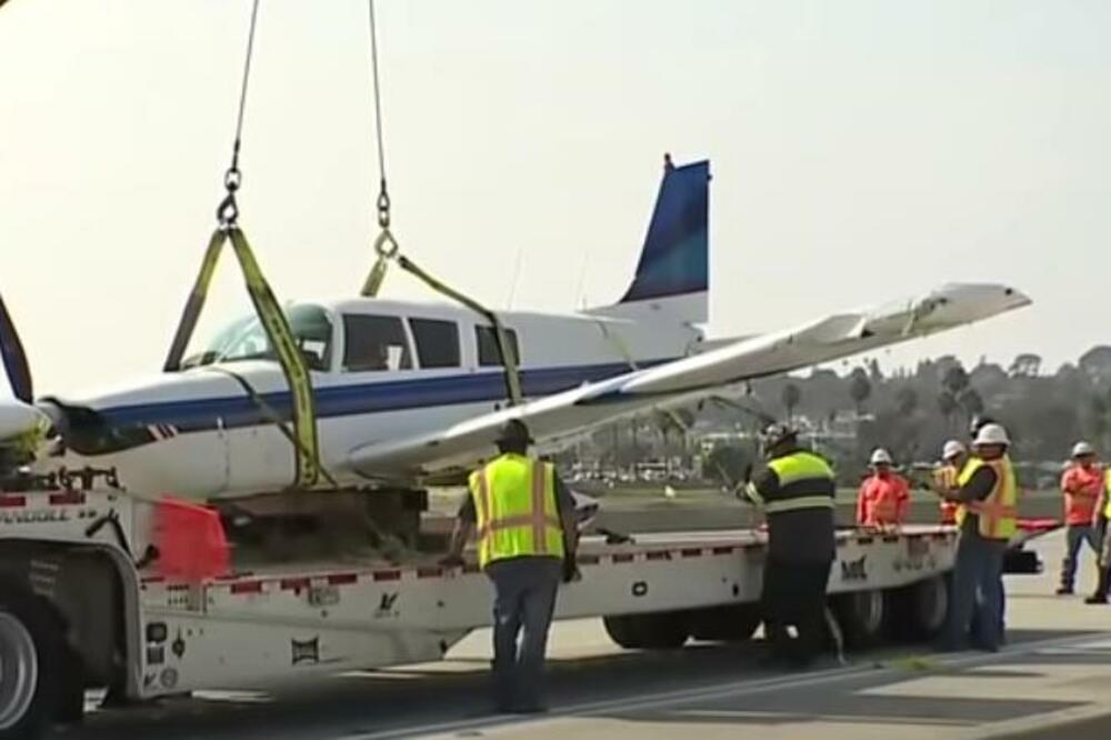 AVION SE ZAKUCAO U AUTOMOBIL PRILIKOM HITNOG SLETANJA: Žena ugledala deo letelice na zadnjem sedištu! (VIDEO)