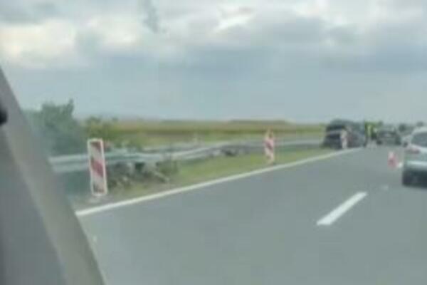 UDES KOD INĐIJE! Jedan automobil ZGUŽVAN, na snimku se vidi kolika je bila SILA udara! (VIDEO)