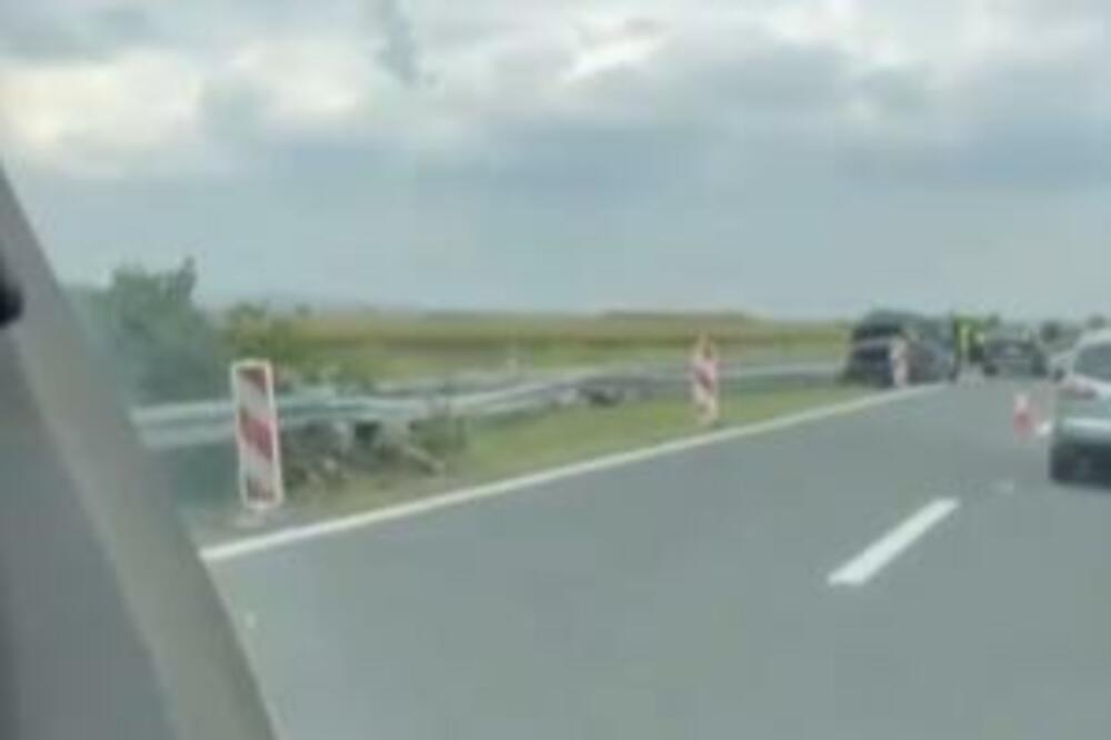 UDES KOD INĐIJE! Jedan automobil ZGUŽVAN, na snimku se vidi kolika je bila SILA udara! (VIDEO)