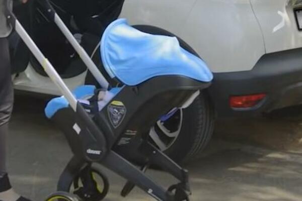 PA, GDE SE TOGA SETI?! Komšije na Karaburmi u ŠOKU gledale šta čovek vozi u kolicima za bebe, GENIJALNO JE! (FOTO)