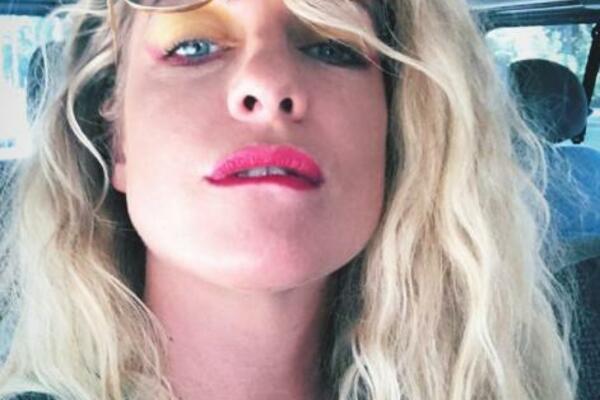 ČESTITKE MOMENTALNO POČELE DA PRISTIŽU! Prva fotografija sa venčanja Hristine Popović, kolege je prate do oltara