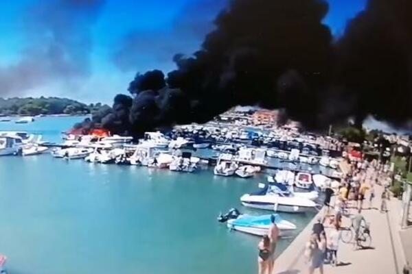 STRAVIČAN POŽAR U MARINI MEDULIN: Izgorelo 5 glisera, ljudi SKAKALI U VODU! (VIDEO)