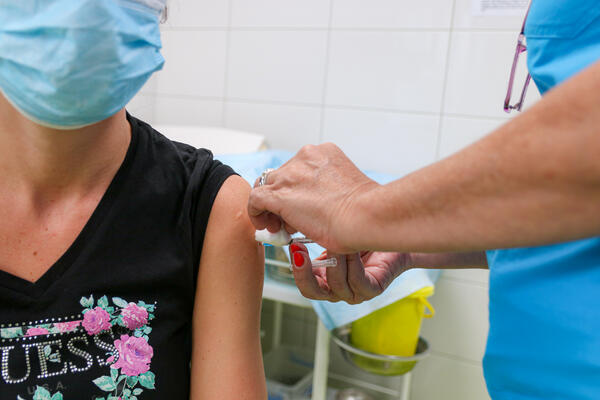 PRVU DOZU PRIMILO VIŠE OD POLA STANOVNIŠTVA U CRNOJ GORI! Vakcinacija uveliko u toku kod komšija