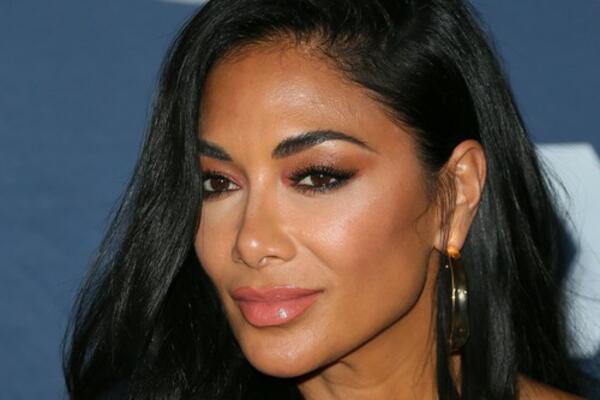 SA PLAŽE PRAVAC NA VEŽBANJE! NIKOL ŠERZINGER NE IZLAZI IZ TERETANE: Svaki mišić se OCRTAVA!