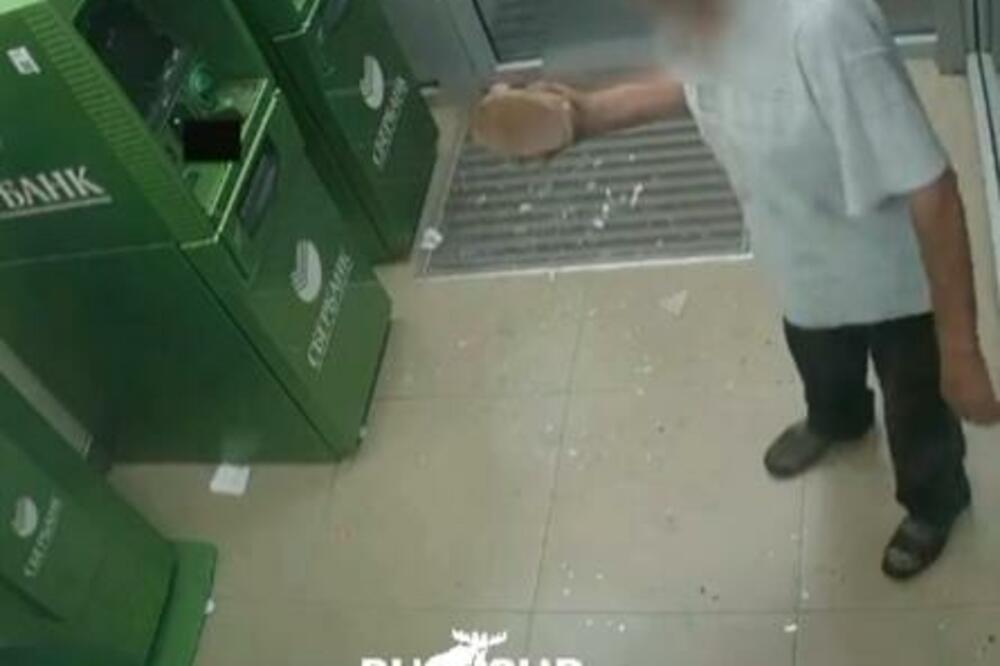 POGLEDAJTE OČAJAN POTEZ MORTUS PIJANOG ČOVEKA: Nasrnuo na bankomate sa 1 stvari u ruci, ali se OVOME nije nadao