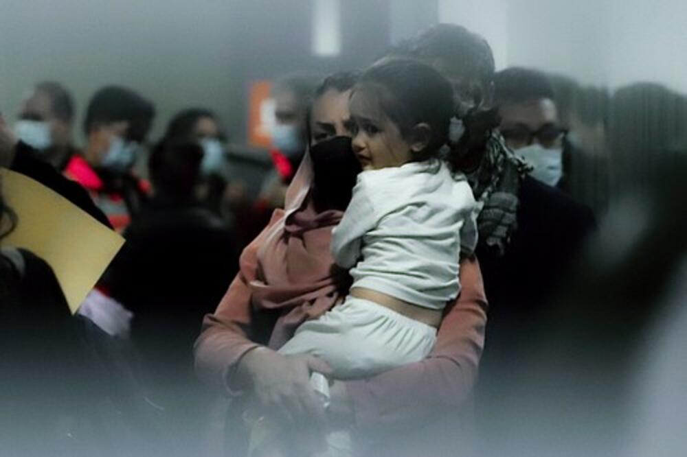 ODBEGLI AVGANISTANCI SLETELI U TIRANU: Među njima bebe, deca i invalidi