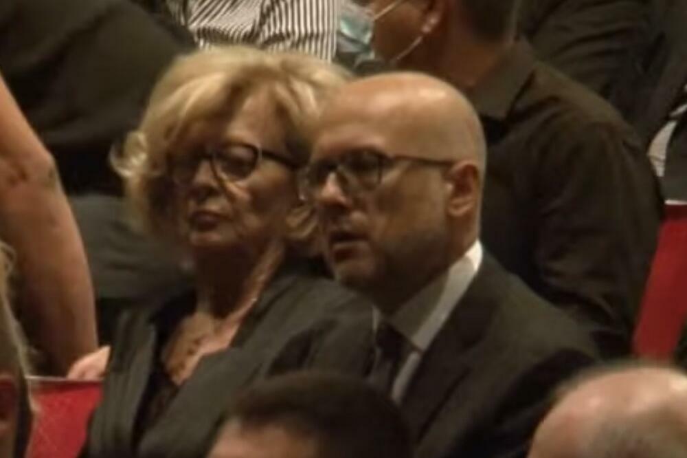 Episkop Bački Irinej posthumno odlikovao oca gradonačelnika Miloša Vučevića