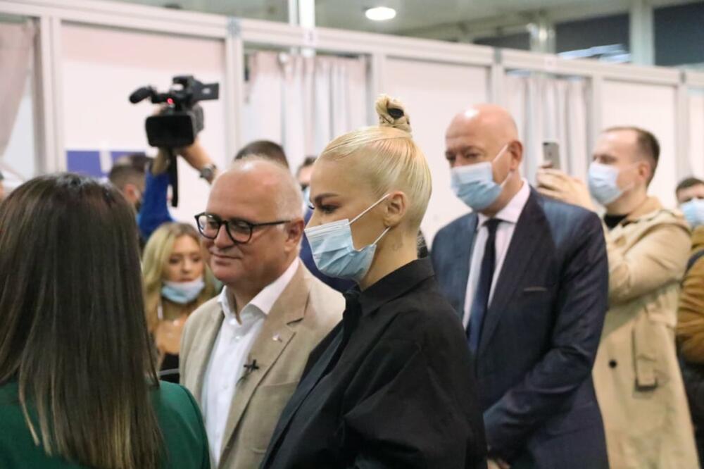 NIKAD NISMO VIDELI VESIĆA DA SE OVAKO SMEJE: Bekvalčeva uporedila CIGARETE SA MUŠKARCIMA, PRASNUO JE U SMEH (VIDEO)