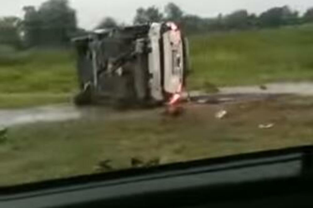 STRAVIČAN PRIZOR NA ZRENJANINSKOM PUTU: Vozač belog terenca uleteo u kružni tok, udario u banderu pa se prevrnuo!