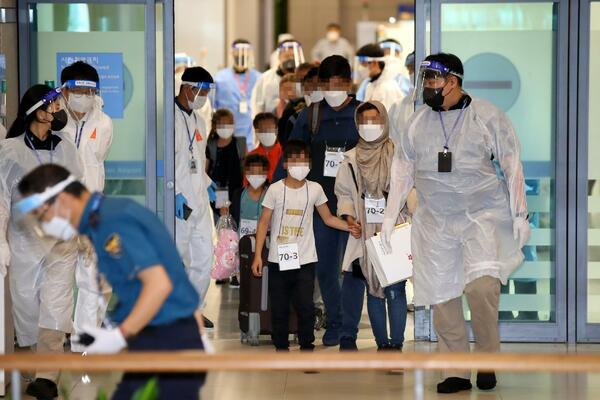 DIRLJIVE FOTOGRAFIJE SA AERODROMA U SEULU: Deca iz Avganistana dočekana sa medvedićima u Južnoj Koreji! (FOTO)