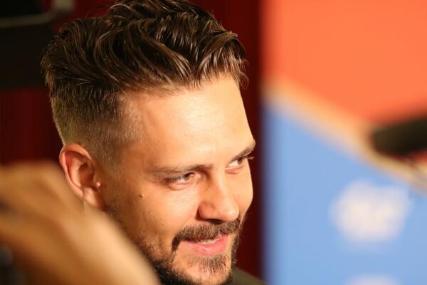 MILOŠ BIKOVIĆ OTKRIO KAKO GA JE ROĐENA MAJKA PONIZILA: Pogledajte samo kakva je ona lepotica! ODUŠEVILA SVE (FOTO)