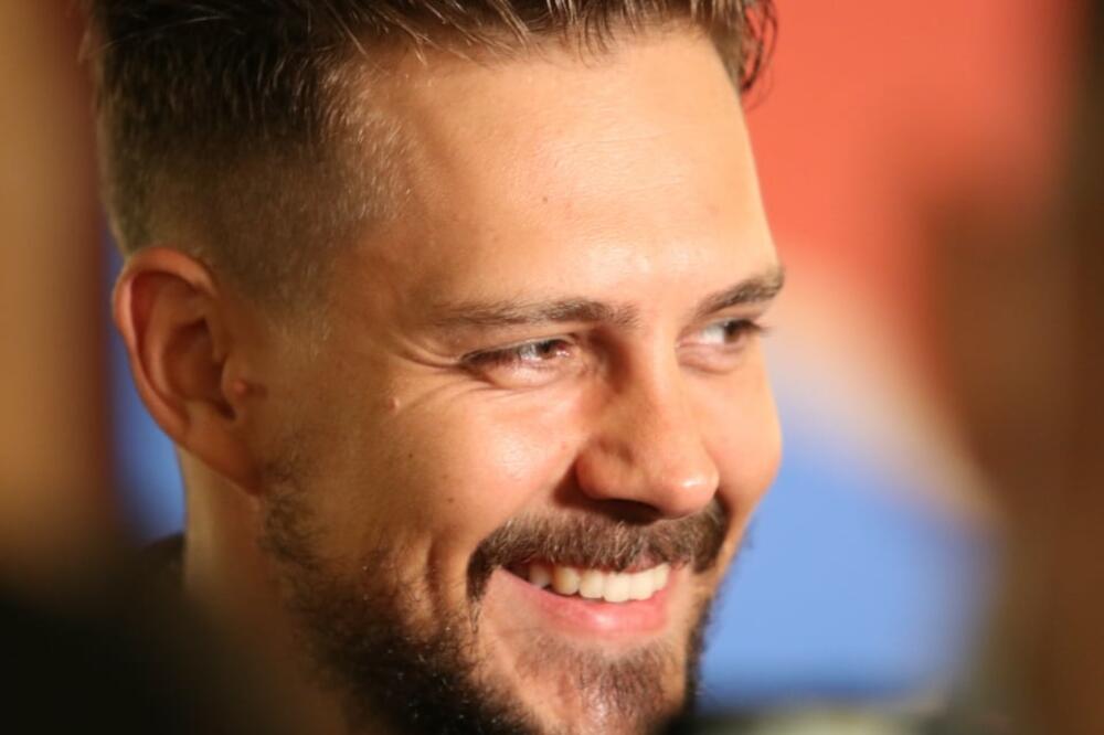 ZANOSNA CRNKA POBRALA POGLEDE: Miloš Biković na premijeri filma "Južni vetar 2" pokazao NOVU DEVOJKU! (FOTO)