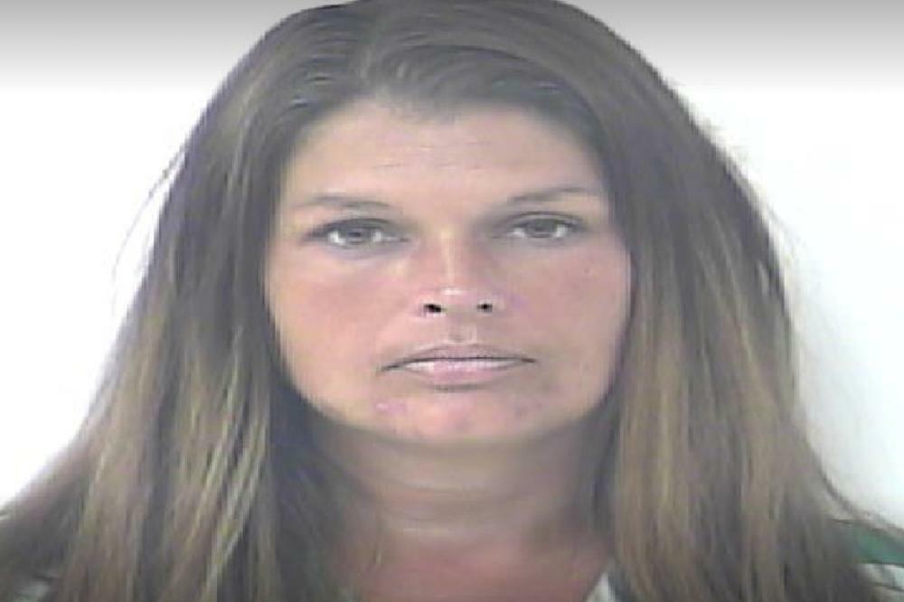 POHOTNA PROFESORKA IMALA ODNOSE SA MALOLETNIKOM: Terala ga je da joj radi nešto jako NEMORALNO! (FOTO)