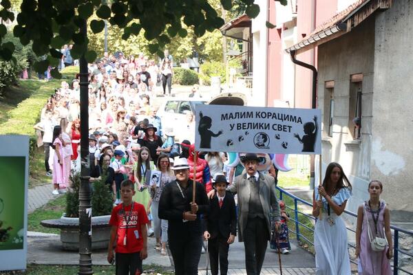 NAJLEPŠA SLIKA SRBIJE DANAS STIŽE IZ IVANJICE: Pogledajte samo kakvi su im kostimi! (FOTO)