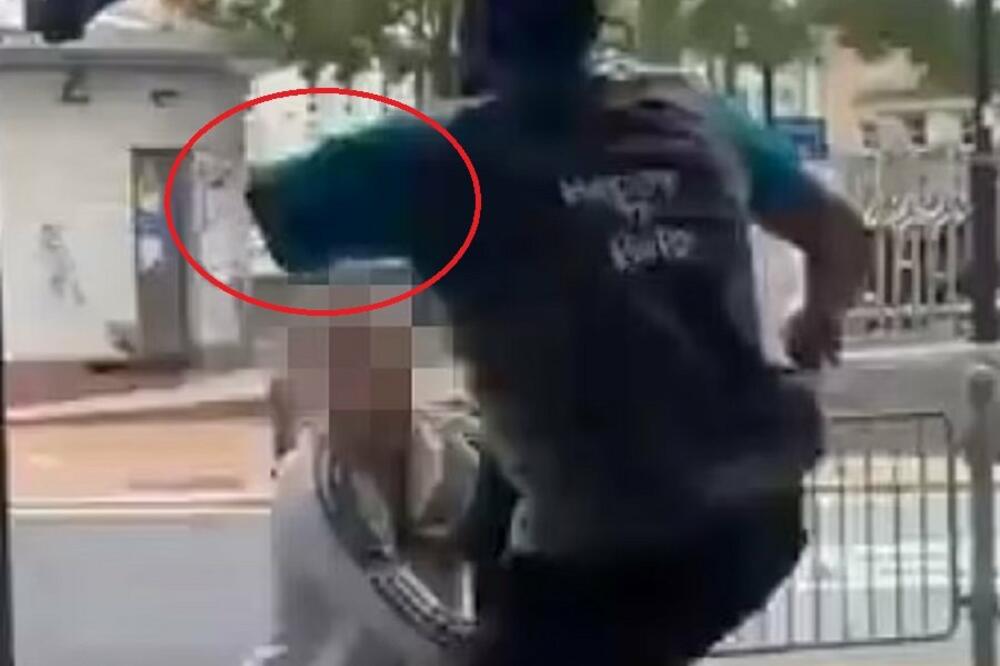 KOBNA GREŠKA! UGLEDAO ČUVARA BEZ RUKE U MARKETU, PA PROBAO DA KRADE: Ono što je usledilo NIJE OČEKIVAO (VIDEO)