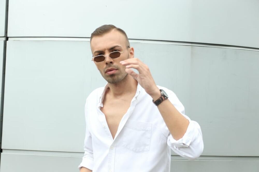 NAMRŠTENI MANEKEN DOŠAO U DRUŠTVU DEVOJKE KOJA IMA POZADINU ZA DESETKU! Ulaze u ZADRUGU 5 i spremaju HAOS!