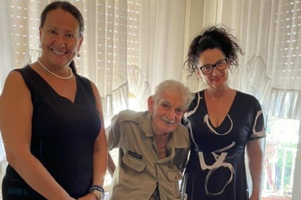 DEDA ĐORĐU, ČUVARU ZEJTINLIKA, URUČEN SRPSKI PASOŠ: Ministarstvo spoljnih poslova zahvalno mu je na svemu! (FOTO)