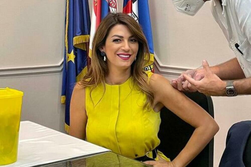 MINISTARKA MATIĆ PRIMILA TREĆU DOZU VAKCINE: "Sa poverenjem u nauku i po uputstvima lekara" (FOTO)