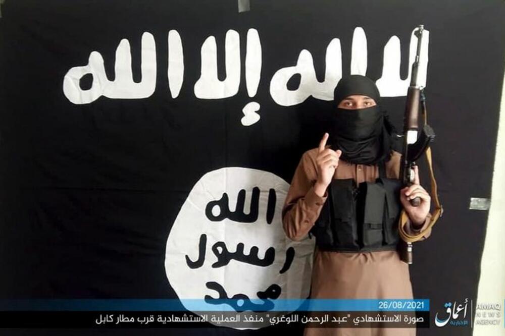 OVO JE TERORISTA ISIS-K KOJI SE RAZNEO ISPRED AERODROMA U KABULU: Pozira opasan eksplozivom sa puškom u ruci (FOTO)