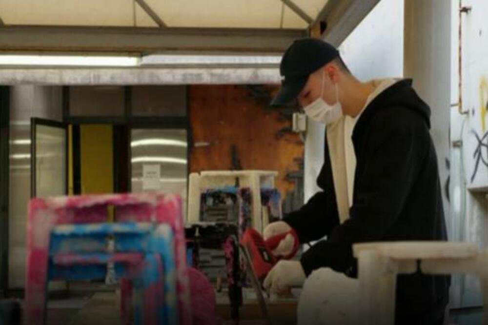 U BORBI PROTIV ZAGAĐENJA: Student dizajna pretvara iskorišćene MASKE u nešto NEVEROVATNO! (VIDEO)