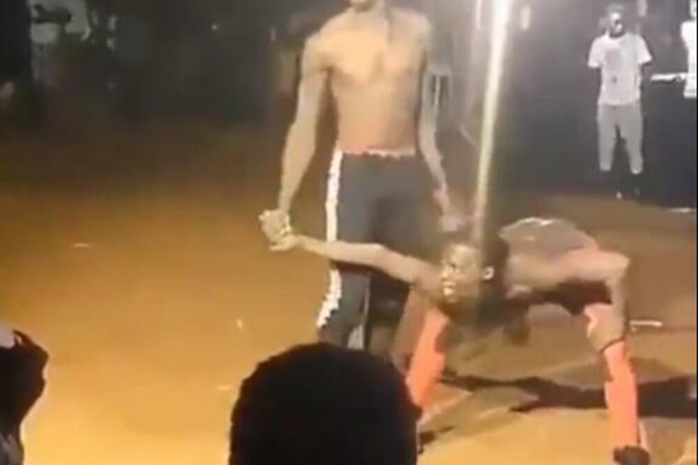 ČOVEK GUMA! OVO IZGLEDA UŽASNO BOLNO: Muškarac mu skače po RUCI - a njemu ništa, sklopio ga kao KOCKICU (VIDEO)