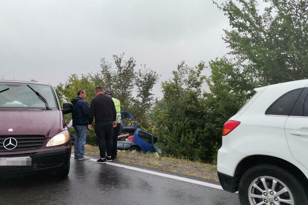 DEVOJKA STRADALA KADA JE IZAŠLA IZ AUTOMOBILA KOJI SE POKVARIO! Strašna nesreća dogodila se kod Aranđelovca