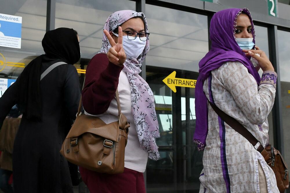 SVET U NEVERICI: Talibani vraćaju žene na posao?!