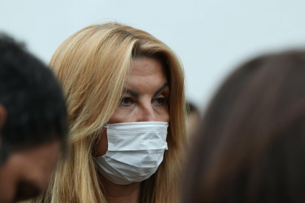 SA PODOČNJACIMA I TUGOM U OČIMA DOŠLA JE DA ISPRATI LANETA NA VEČNI POČINAK: Vesna Dedić skrhana BOLOM (FOTO)