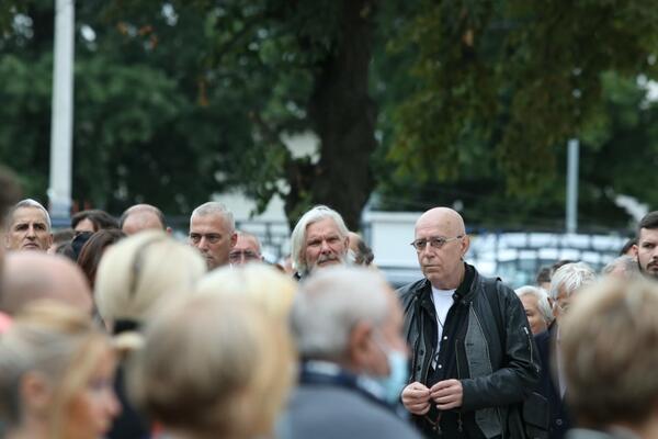 POZNATOG GLUMCA JE NAJVIŠE POGODILA LANETOVA SMRT: Guši se u suzama, ne može da dođe sebi! (FOTO)