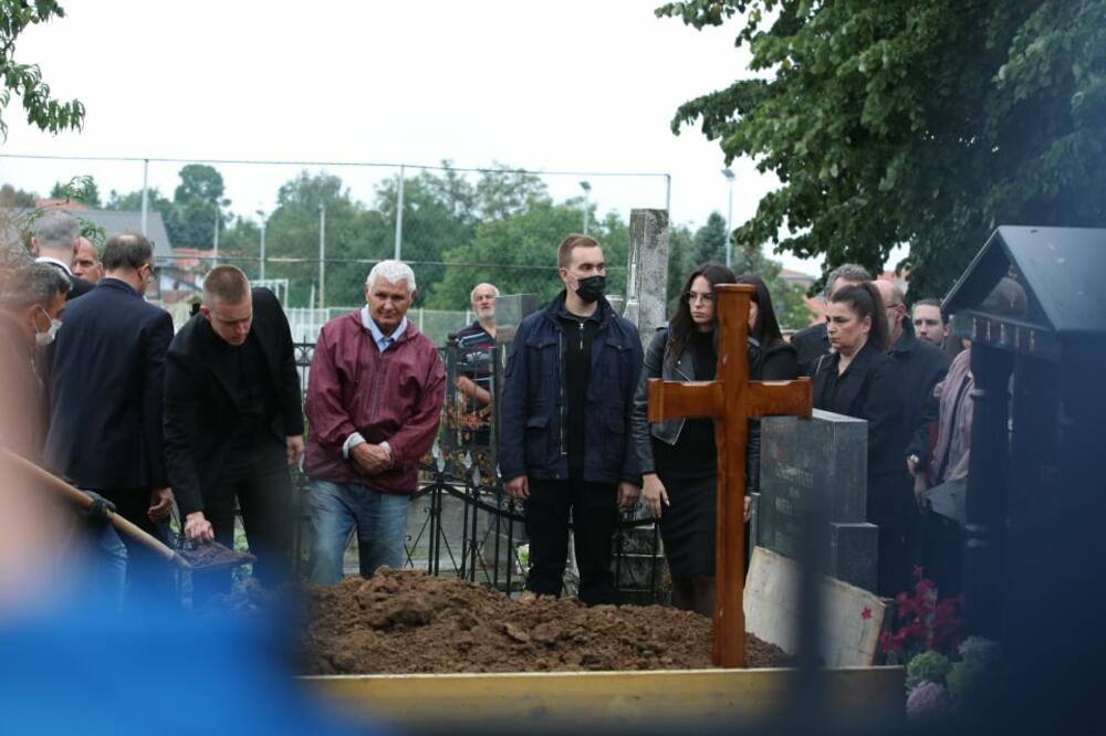 MILAN GUTOVIĆ SAHRANJEN NA GROBLJU U KRUGU CRKVE U PORODIČNOJ GROBNICI: Rodbina se oprostila, ZBOGOM DRAGI NAŠ LANE
