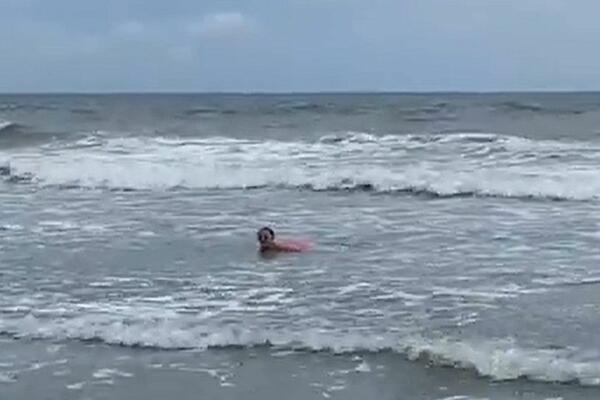 STRAVIČAN MOMENAT! SARA ZA DLAKU UMAKLA AJKULI: Užasnuta majka snimala dok je NEMAN plivala ka njenoj ćerki (VIDEO)